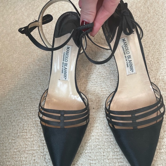 Manolo Blahnik Satin Pumps with bow detail - Picture 4 of 4